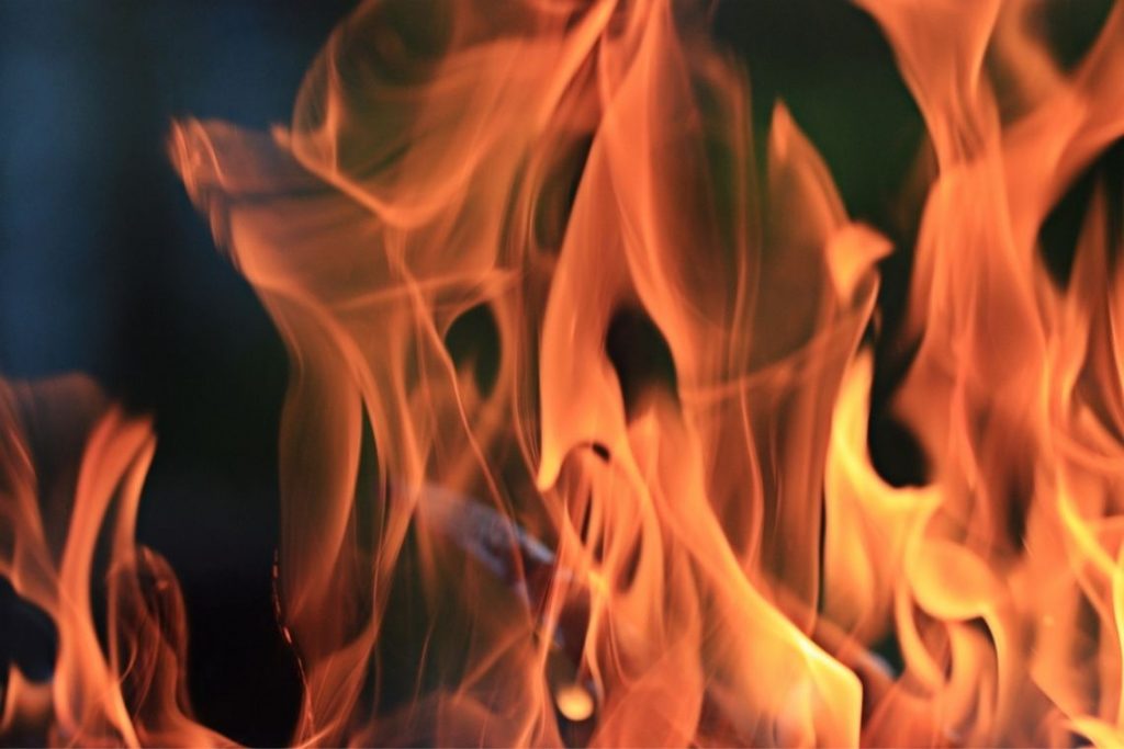 Incêndio atinge fábrica de sandálias no distrito federal